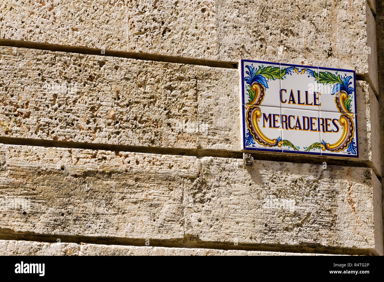 Calle Mercaderes strada segno sulla facciata in stile coloniale. Questa è una famosa strada con la gente del posto e i turisti per negozi, alberghi, musei. L'Avana, Cuba. Foto Stock