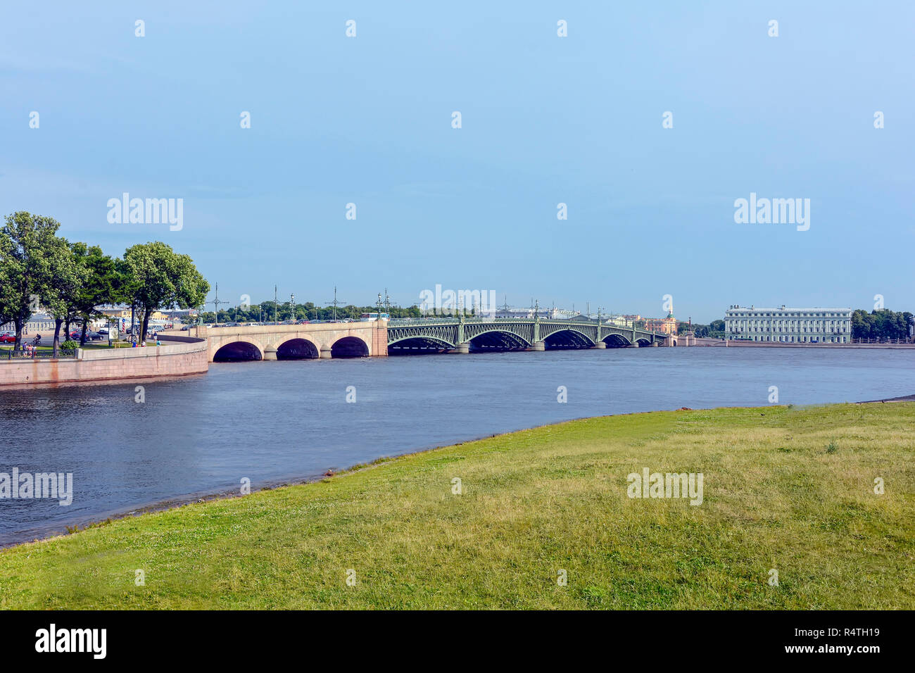 Vista della città vecchia di San Pietroburgo con la sua architettura sulle rive del fiume Neva Foto Stock