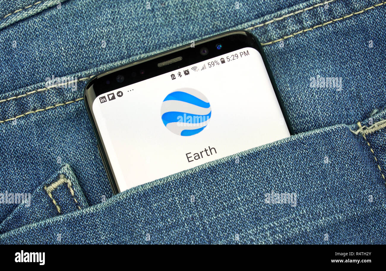MONTREAL, Canada - 4 ottobre 2018: Google Earth app su s8 schermo. L'applicazione esegue il rendering di una rappresentazione 3D della terra. Google è una tecnologia americana comp Foto Stock