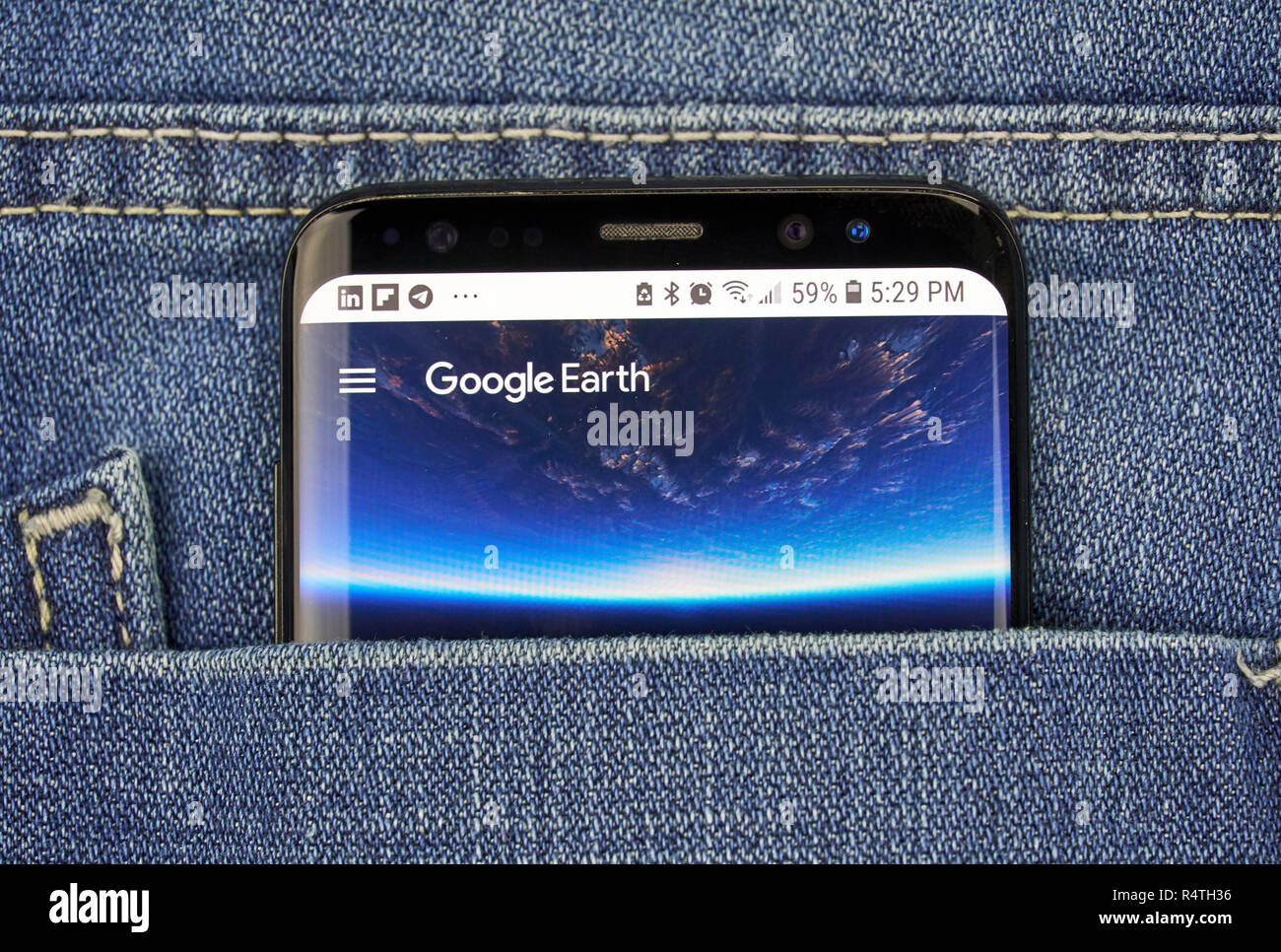 MONTREAL, Canada - 4 ottobre 2018: Google Earth app su s8 schermo. L'applicazione esegue il rendering di una rappresentazione 3D della terra. Google è una tecnologia americana comp Foto Stock