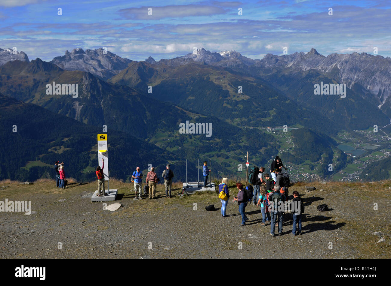 Alpi austriache: Escursionisti sulla sommità del monte Hochfirst sopra Schruns nella valle del Montafon Foto Stock