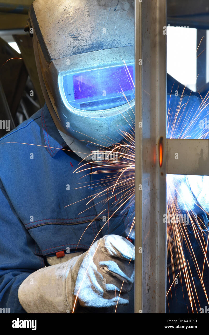 Saldatore opere in costruzione in metallo - costruzione e lavorazione di componenti in acciaio Foto Stock