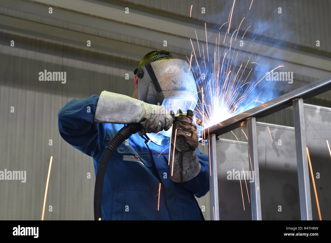 Saldatore opere in costruzione in metallo - costruzione e lavorazione di componenti in acciaio Foto Stock
