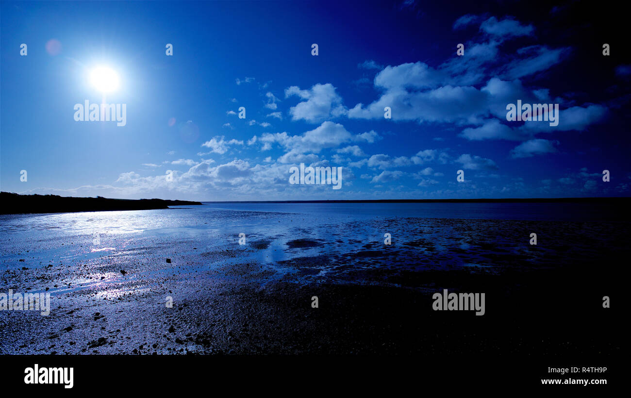 Chesil Beach e laguna in Dorset shot in pieno sole essere esposta a guardare come il chiaro di luna Foto Stock