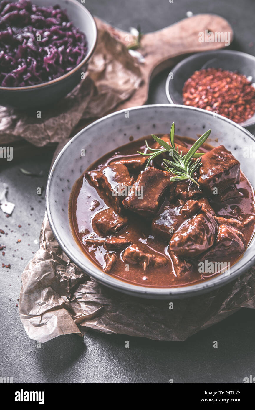 Delizioso gulasch con cavolo rosso peperoncino e rosmarino Foto Stock