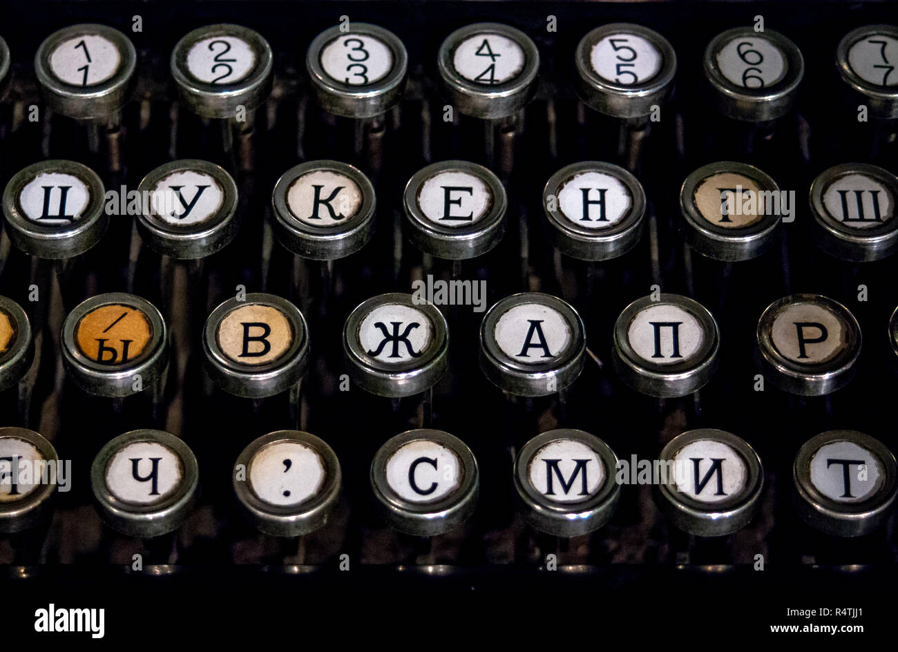 La tastiera di un vecchio tedesco vintage nastri inchiostratori per  macchine da scrivere con il Russo cirillico chiavi Foto stock - Alamy