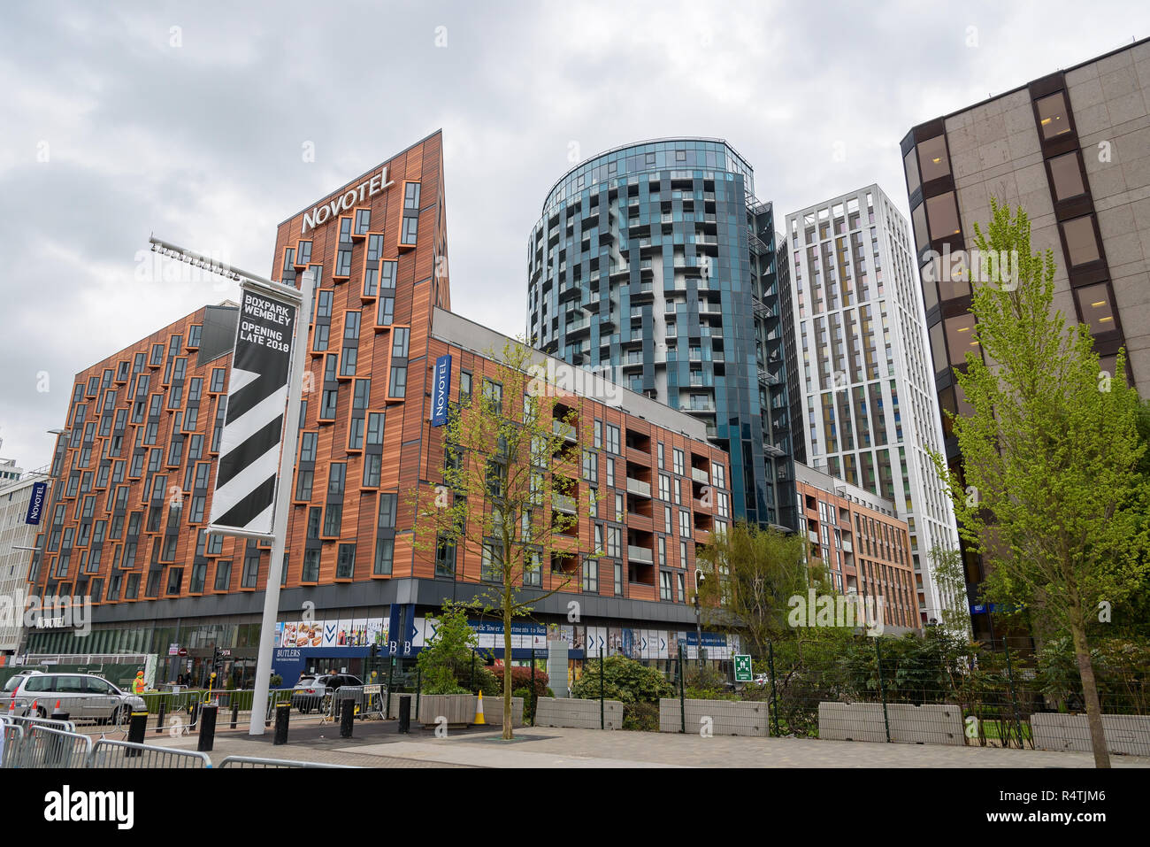 London, Regno Unito - 27 Aprile 2018: Nuova costruzione edifici moderni di Wembley Park nella capitale britannica Foto Stock London, Regno Unito - 27 Aprile 2018: Nuova costruzione edifici moderni di Wembley Park nella capitale britannica Foto Stock