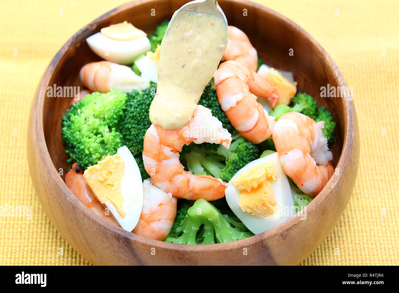Ciotola di legno di bollito di Gamberi sbucciato, cauliflawer e uova Foto Stock