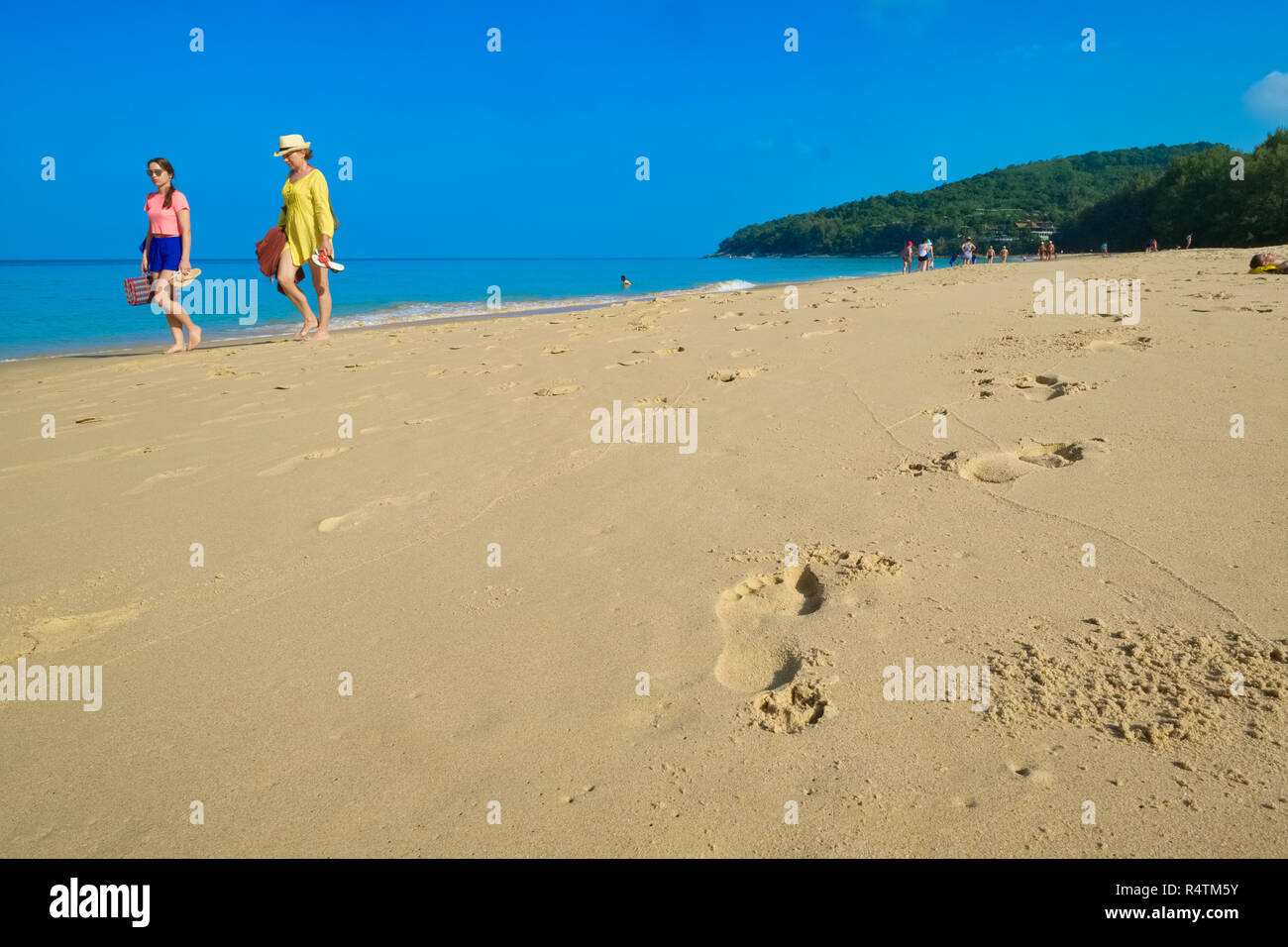 I turisti in relativamente poco visitato e tranquillo Nai Thon Beach, che si trova nella parte nord di Phuket, Tailandia Foto Stock