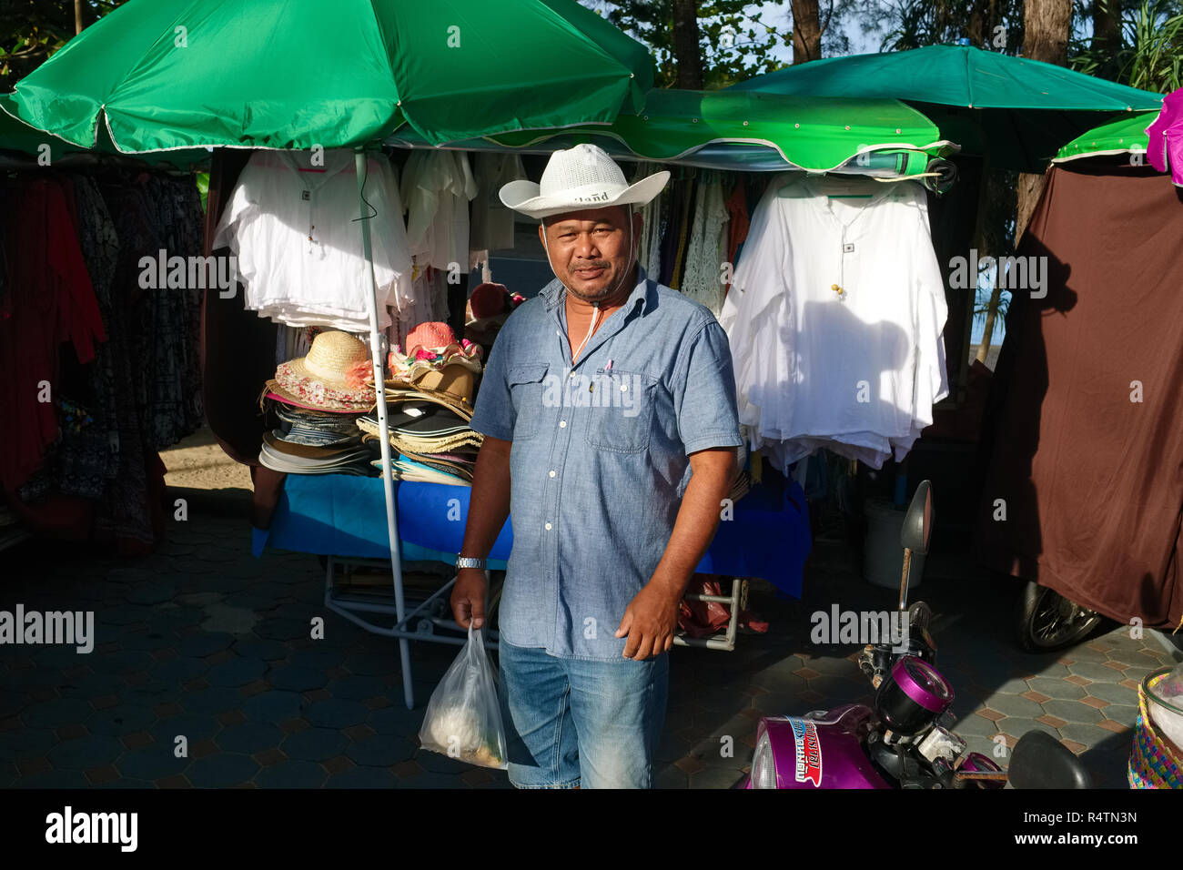 Un venditore souvenir a Nai Thon Beach, Phuket, Thailandia, una delle isole più tranquille e spiagge sconosciuto Foto Stock