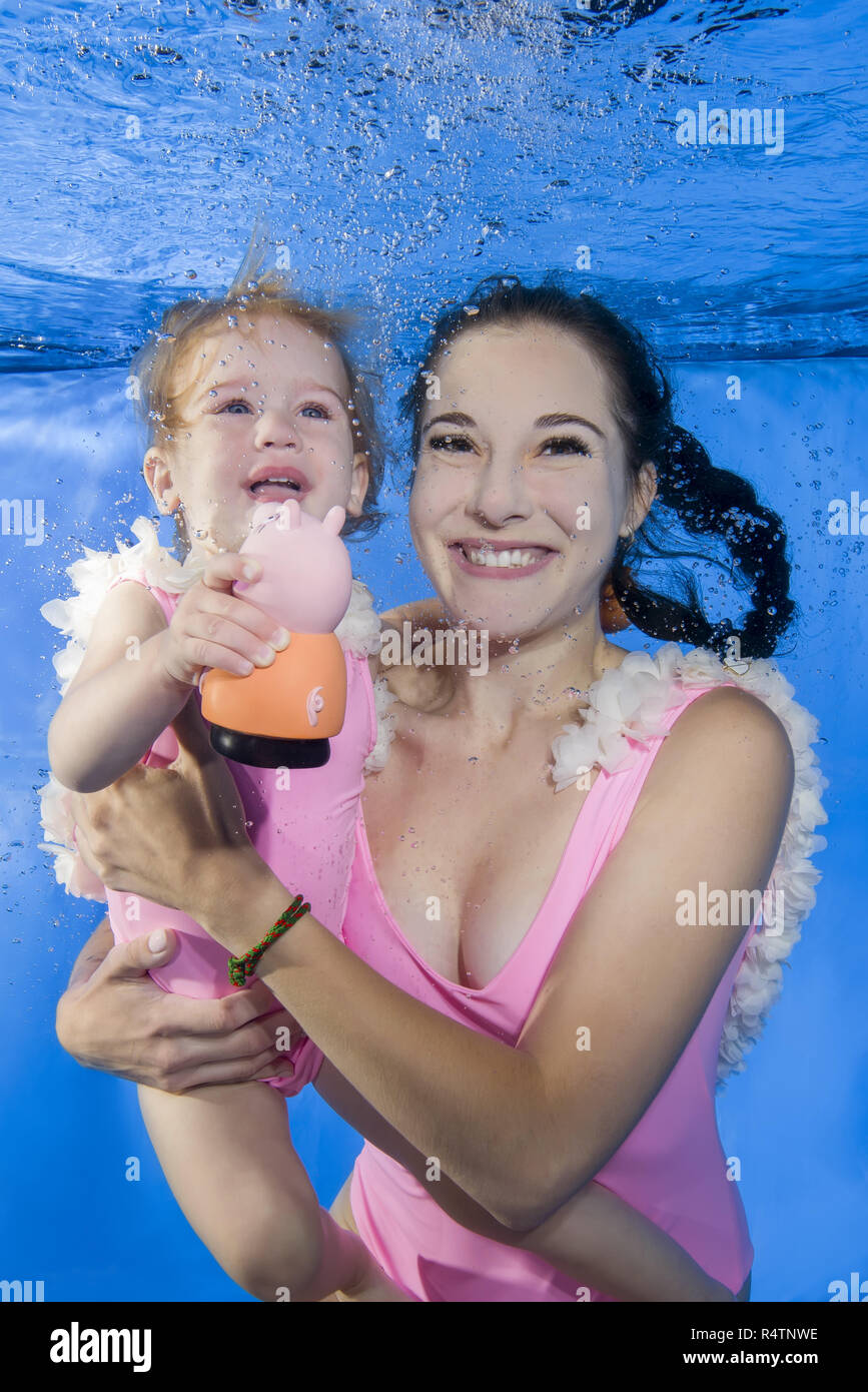 Bambina con la madre subacquea, Ucraina Foto Stock