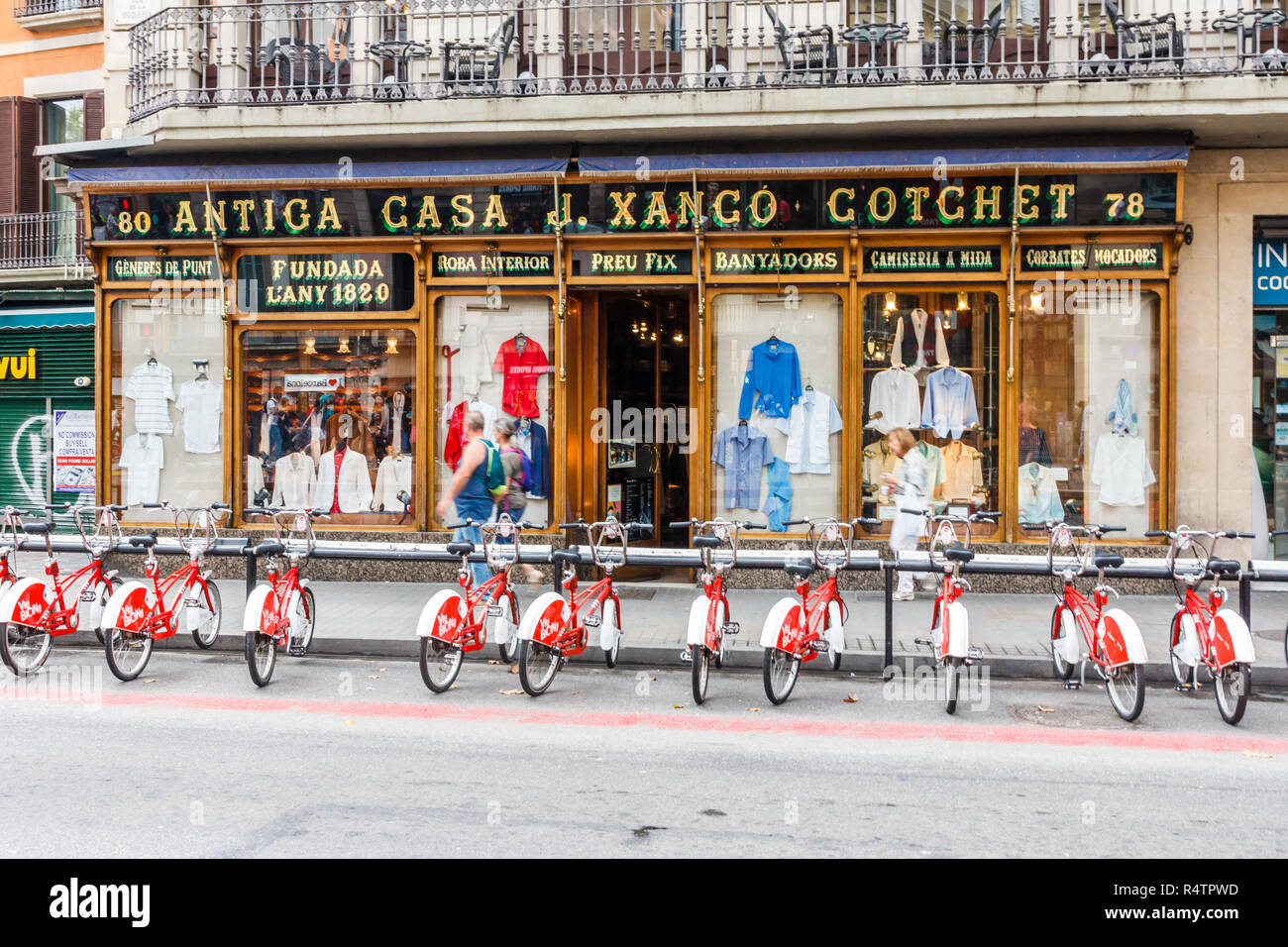 Barcellona, Spagna - 4 Ottobre 2017: Biciclette parcheggiate fuori negozio di abbigliamento su Las Ramblas. La strada è molto famosa zona pedonale dello shopping e. Foto Stock