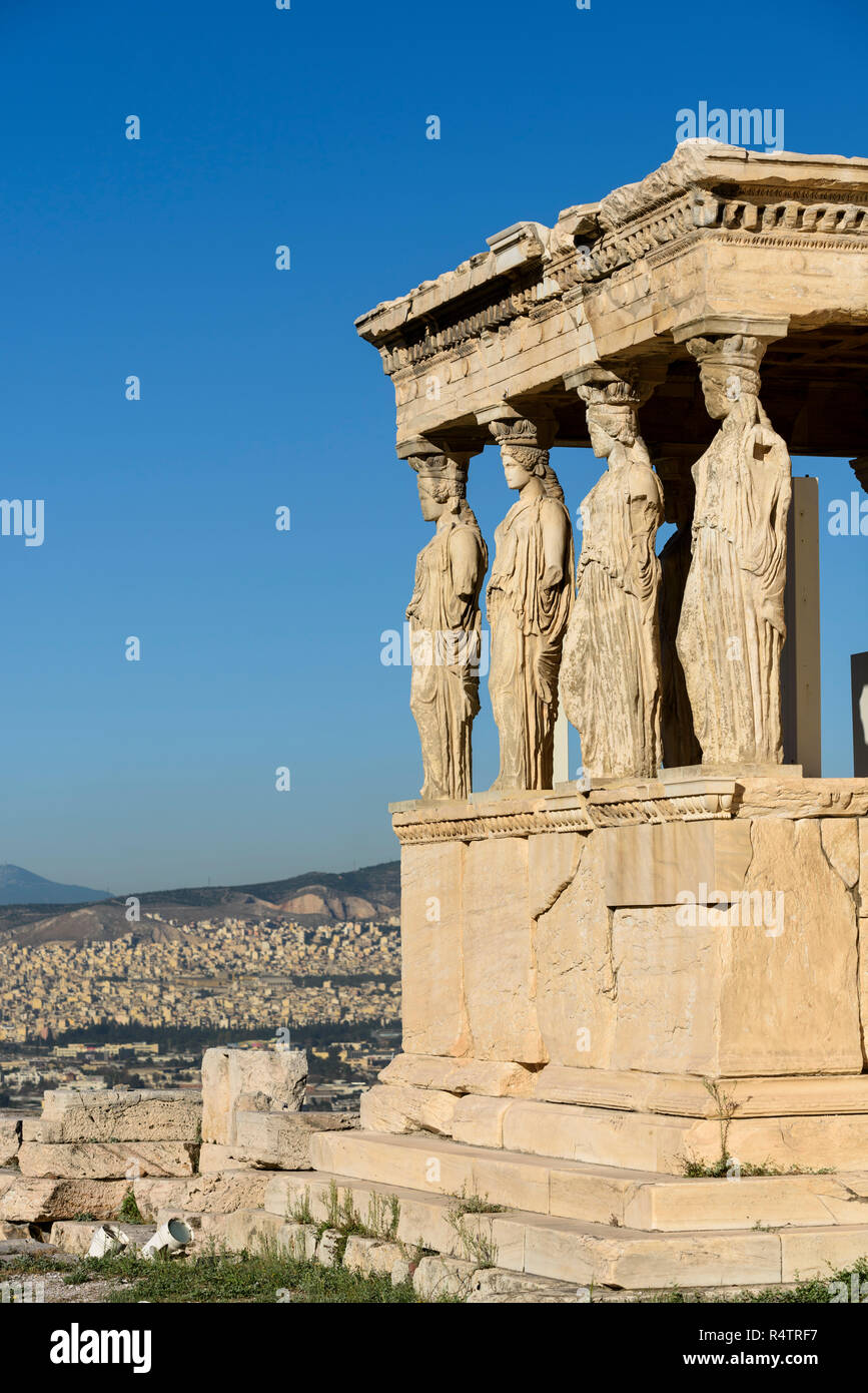 Atene. La Grecia. La Cariatide portico dell'Eretteo (Erechtheum) antico tempio greco sul lato nord dell'Acropoli era dedicato ad Atena e Foto Stock