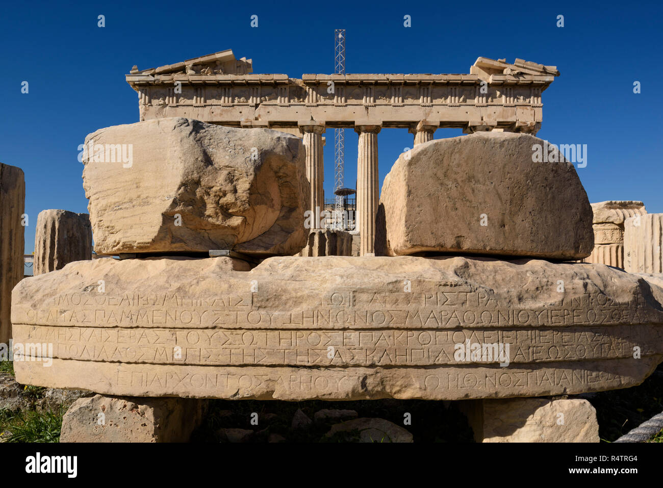 Atene. La Grecia. Resti del Tempio di Roma e Augusto sull'Acropoli, l'architrave con iscrizione dedicatoria (in primo piano), e il Partheno Foto Stock