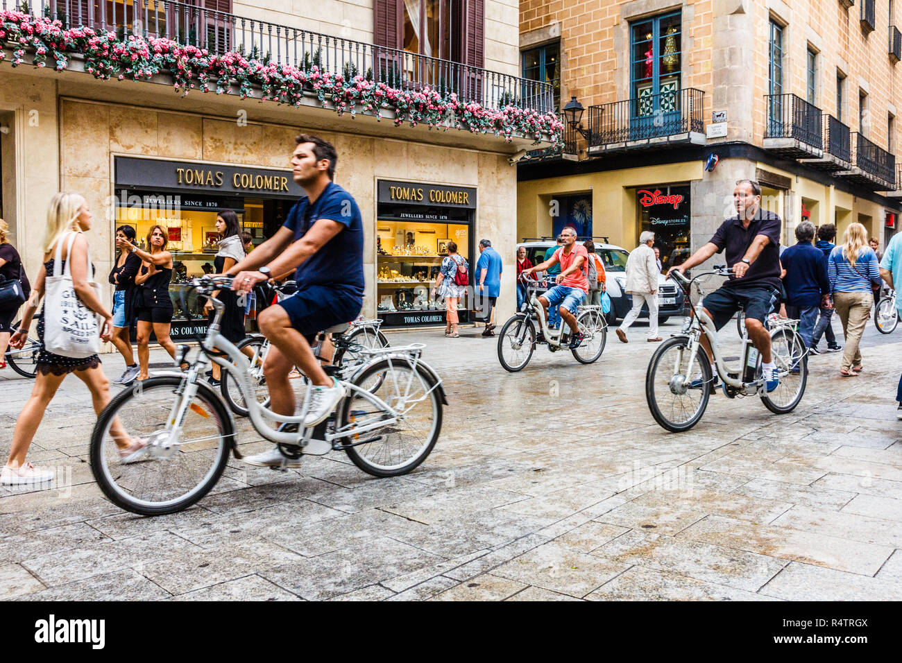Barcellona, Spagna - 4 Ottobre 2017: un gruppo turistico sulle biciclette Cicli giù per una strada pedonale dello shopping. La città riceve milioni di turisti Foto Stock