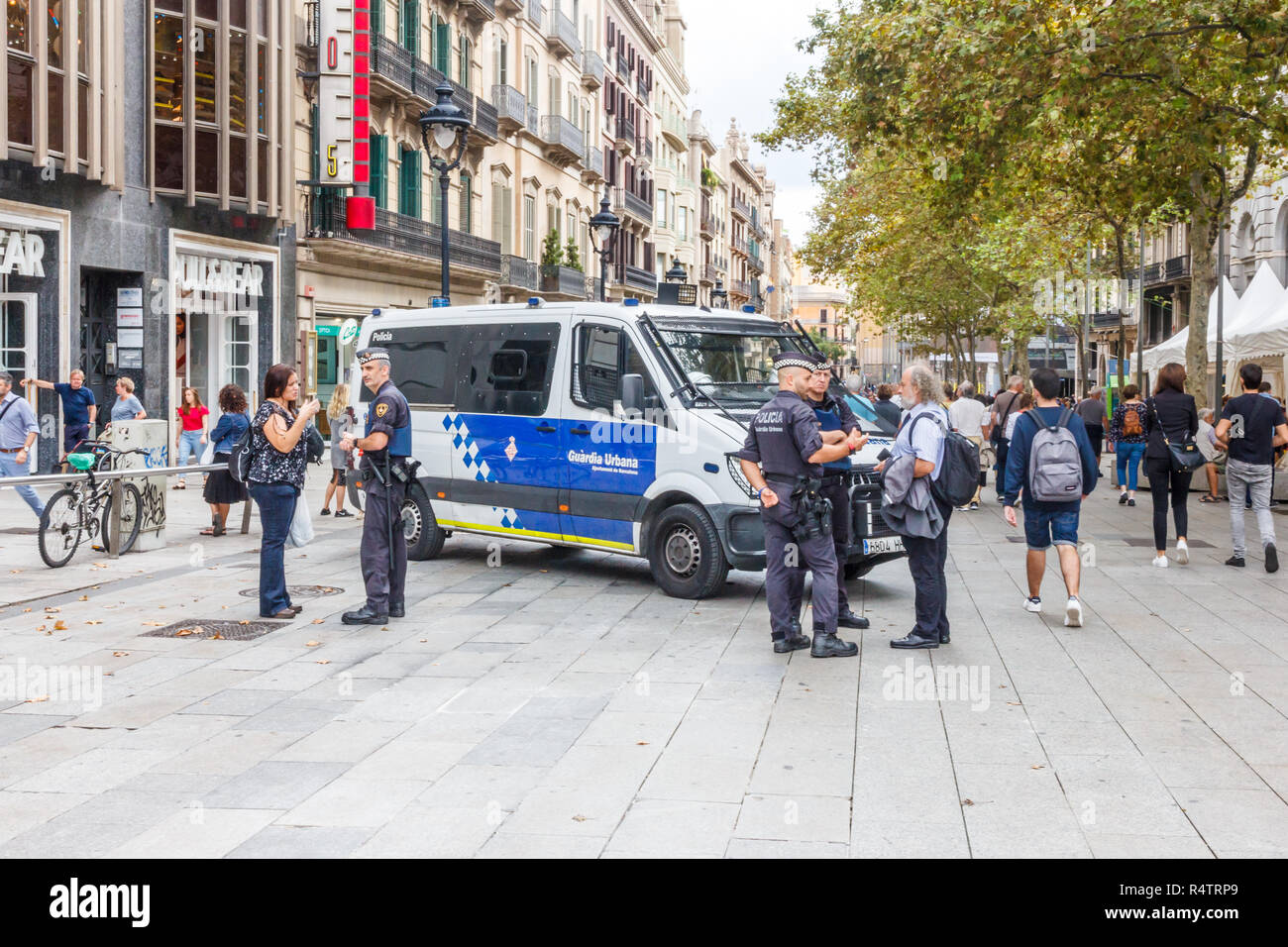 Barcellona, Spagna - 4 Ottobre 2017: una macchina della polizia sorveglia una strada pedonale contro gli attacchi terroristici. Competenti nelle città principali sono in allarme alta. Foto Stock