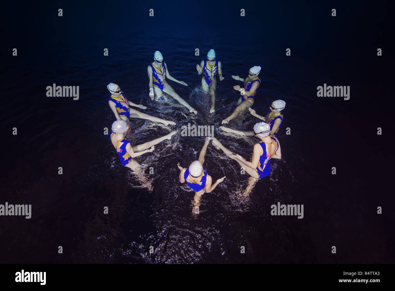 Nuoto sincronizzato in una piscina, Ucraina Foto Stock