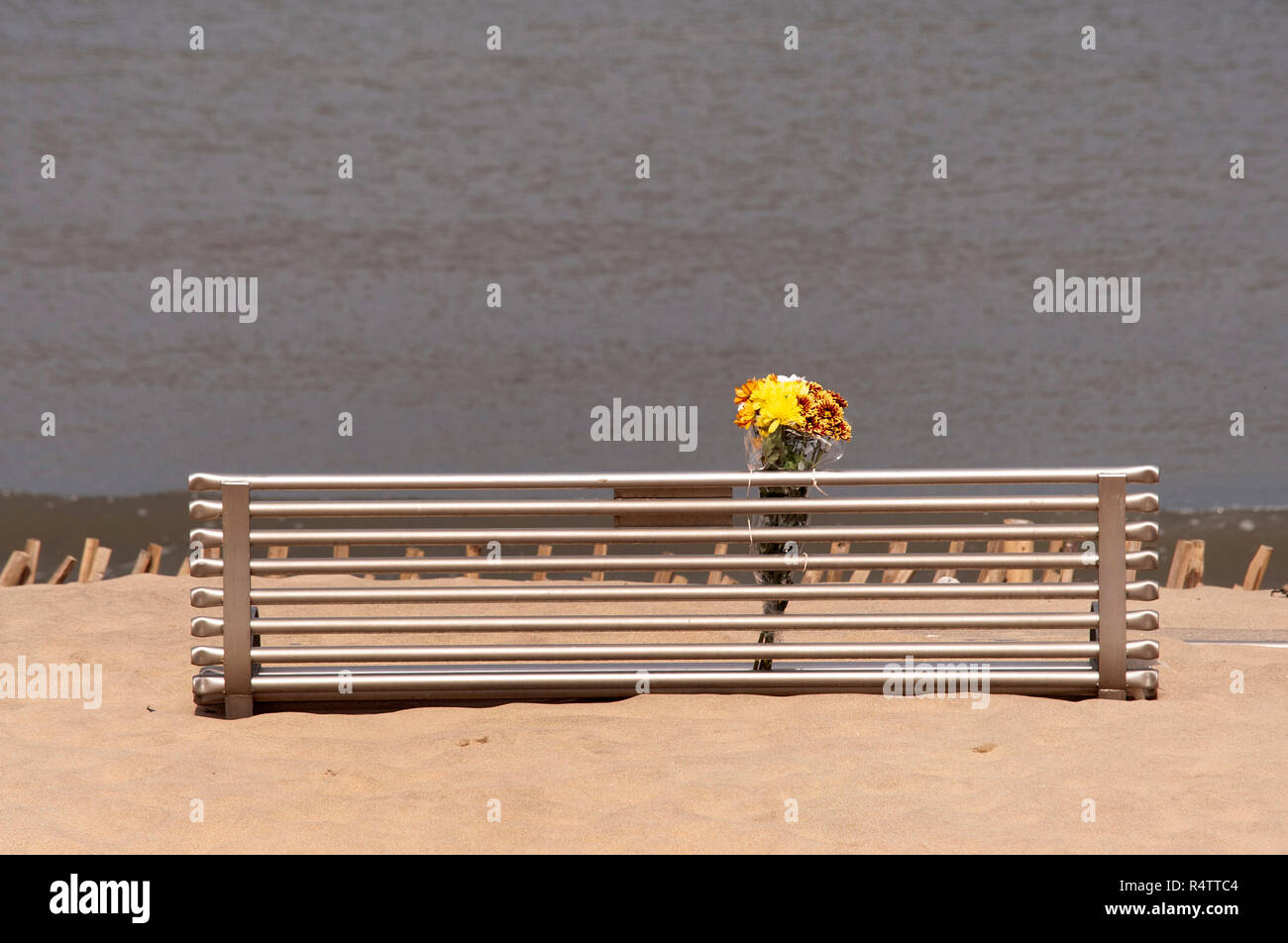 Memorial su banco affacciato sulla spiaggia di South Shields Foto Stock