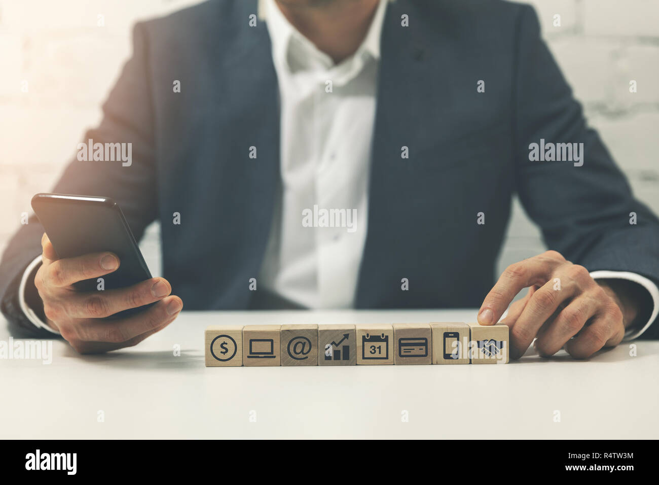 Imprenditore occupato utilizzando smatphone in ufficio il concetto di multitasking Foto Stock