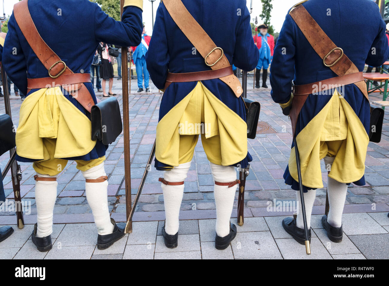 Tre uomini da dietro nel centro storico di soldato svedese divise del XVIII secolo Foto Stock