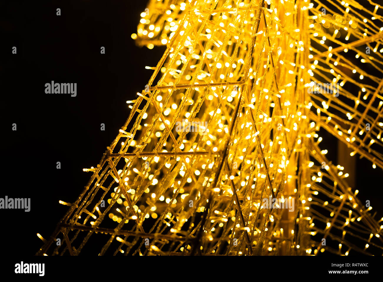 Le luci di un albero di Natale portare la luce nelle tenebre Foto Stock