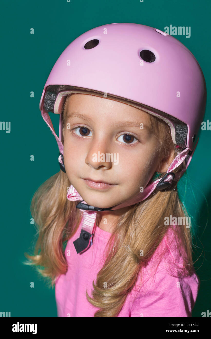 Close up ritratto fiducioso ragazza indossare casco rosa Foto Stock