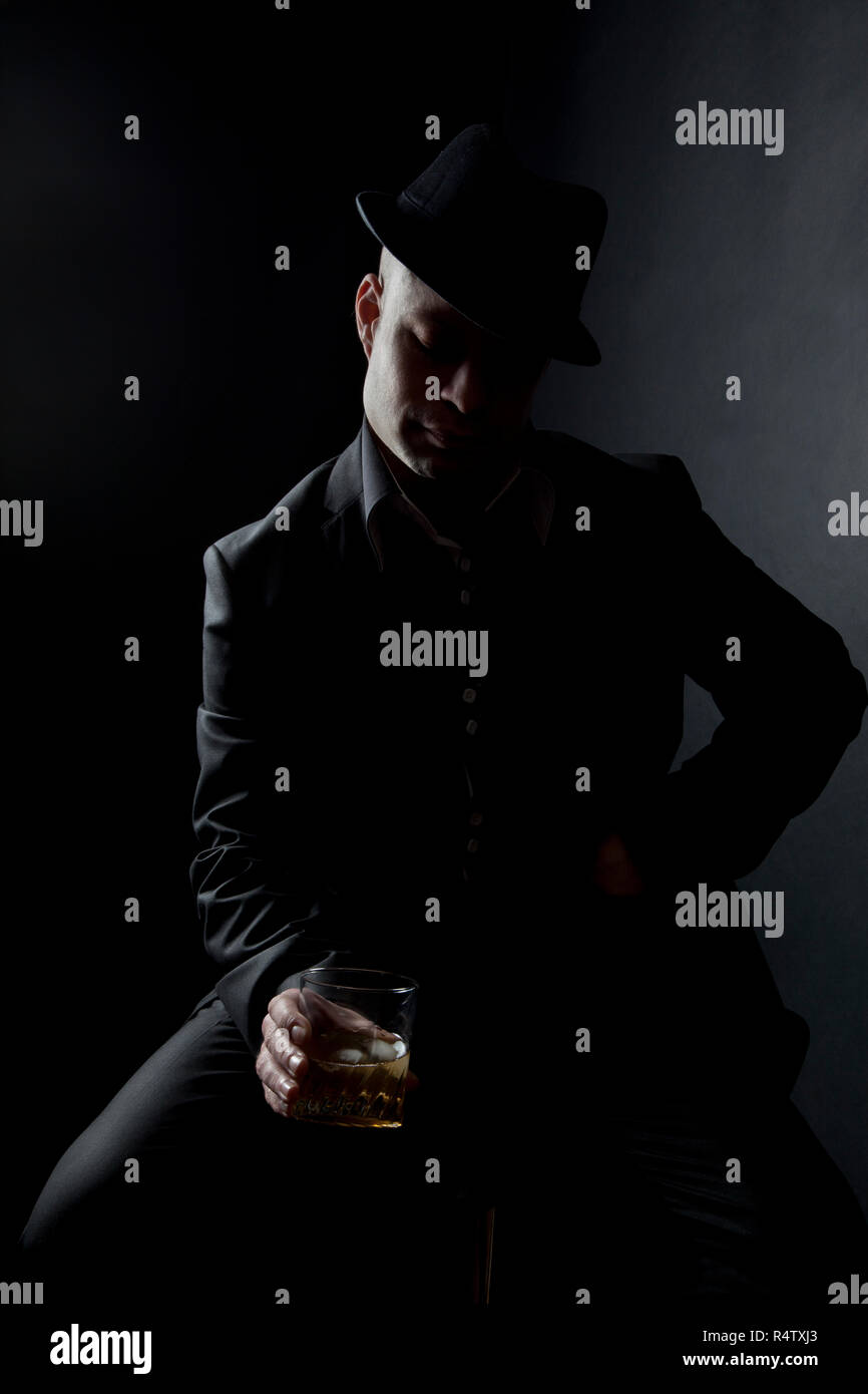 Premuto l uomo davanti al suo bicchiere di alcool Foto Stock