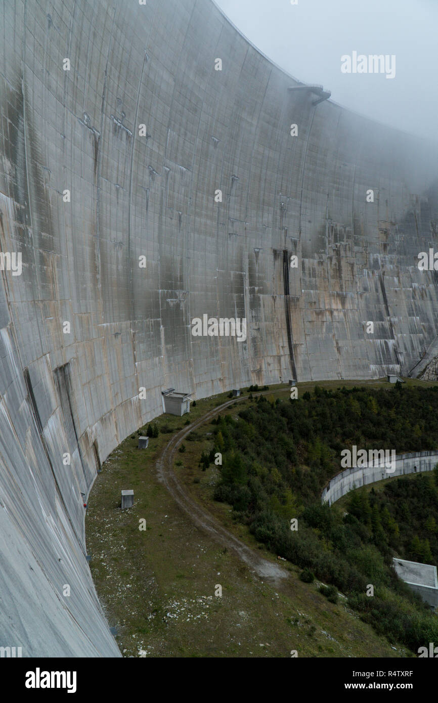 Una vista dal lato della Koelnbreinsperre nel Maltatal in Austria Foto Stock