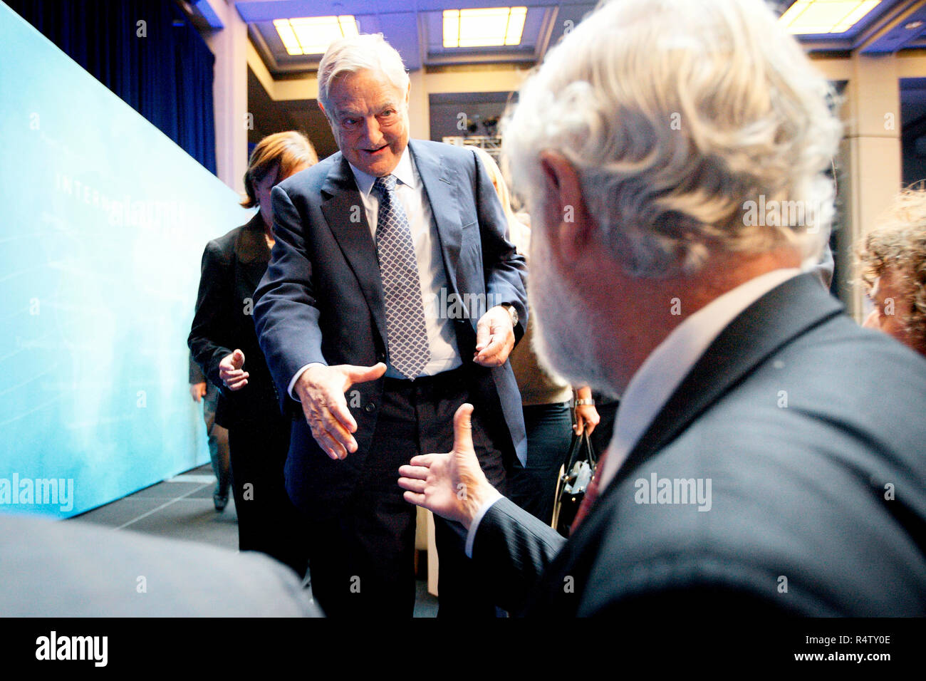 Il miliardario e il filantropista George Soros in un dibattito di gruppo a. La riunione annuale del FMI a Washingotn Foto Stock