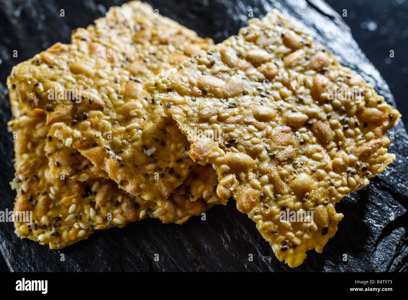 Pila di prodotti freschi e gustosi piatti fatti in casa cracker di semi. Foto Stock