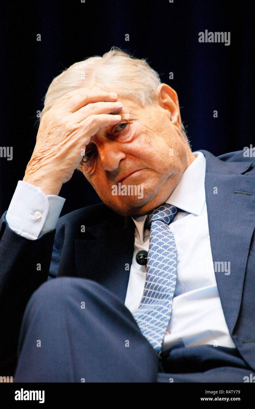 Il miliardario e il filantropista George Soros in un dibattito di gruppo a. La riunione annuale del FMI a Washingotn Foto Stock