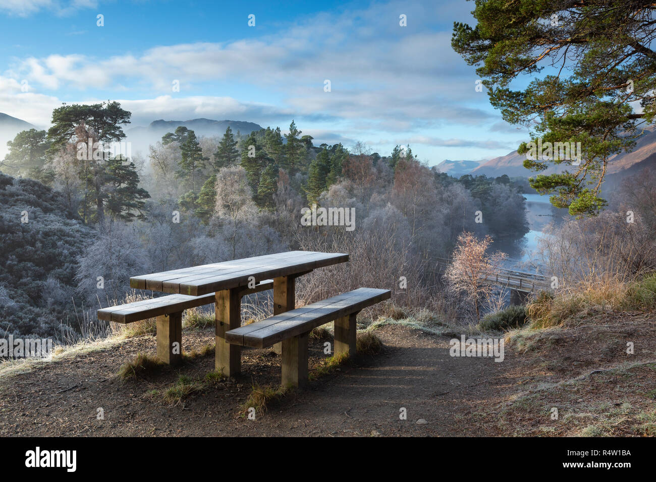 La mattina presto la nebbia e il gelo di essere bruciata dal sole in Glen Affric, Scozia Foto Stock