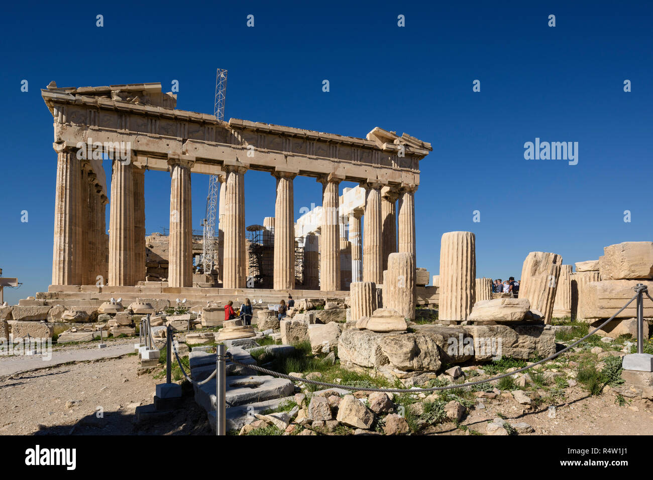 Atene. La Grecia. Il Partenone e le rovine del Tempio di Roma e Augusto (in primo piano) sull'Acropoli. Foto Stock