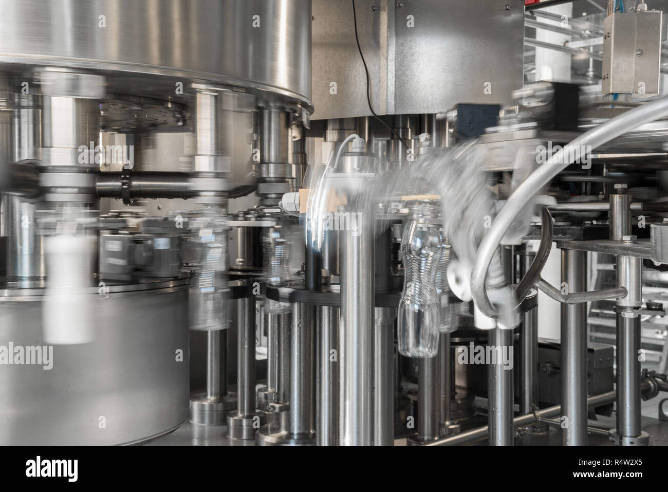 Il riempimento di latte in bottiglie di plastica in fabbrica. apparecchiature presso il caseificio Foto Stock