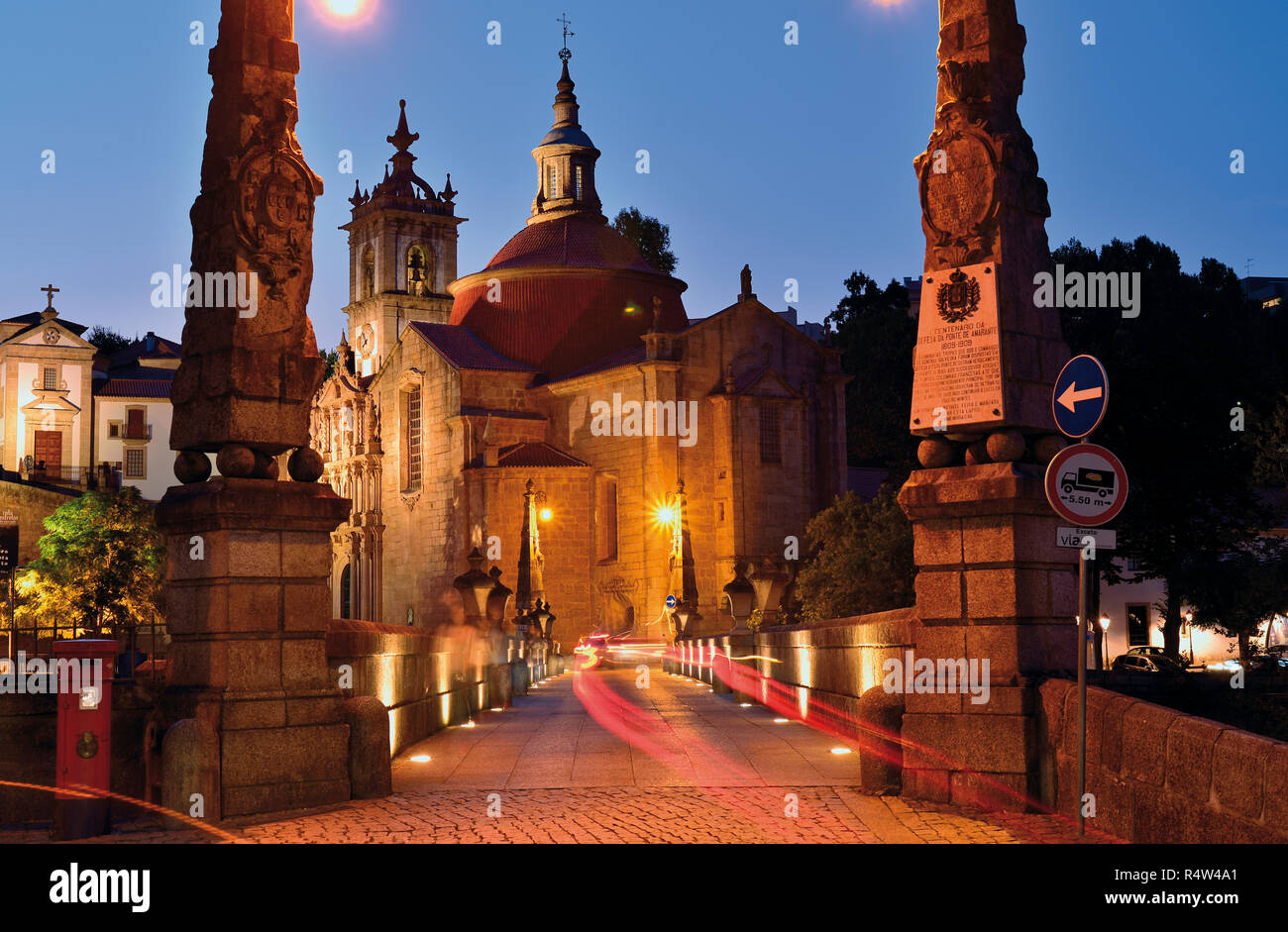 Orologio notturno illuminato il ponte medievale e convento di Amarante Foto Stock