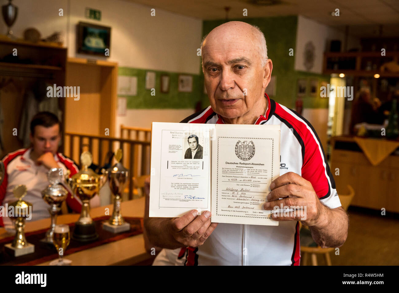 Senioren; Seniorensport; Radsport; Wolfgang Buber; Dortmund Aplerbeck; Seniorenradsportler Wolfgang Buber (81) praesentiert nach der Trainingsrunde mit seinen Sportsfreunden vom Tus Westfalia Soelde Vereinslokal im a Dortmund sein Radsportabzeichen in oro von 1977. (C) 2015 Frank Schultze / Zeitenspiegel Foto Stock