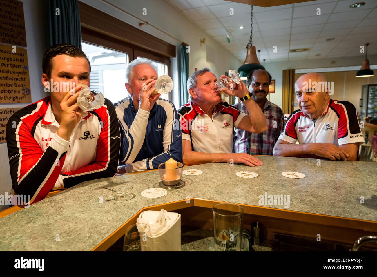 Senioren; Seniorensport; Radsport; Wolfgang Buber; Dortmund Aplerbeck; Radsportler (v.l.n.r.) Contrassegno Max Ernst Schaut, Bernd Müller und Wolfgang Buber (81) trinken nach der Trainingsrunde ein Bier Vereinslokal im a Dortmund. (C) 2015 Frank Schultze / Zeitenspiegel Foto Stock