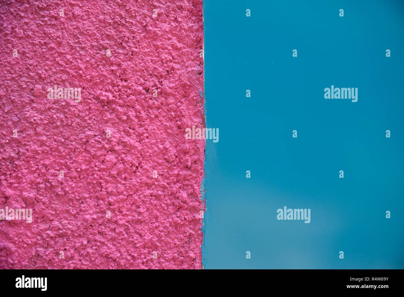 Ruvida colore rosa brillante e blu liscio diviso parete Foto Stock