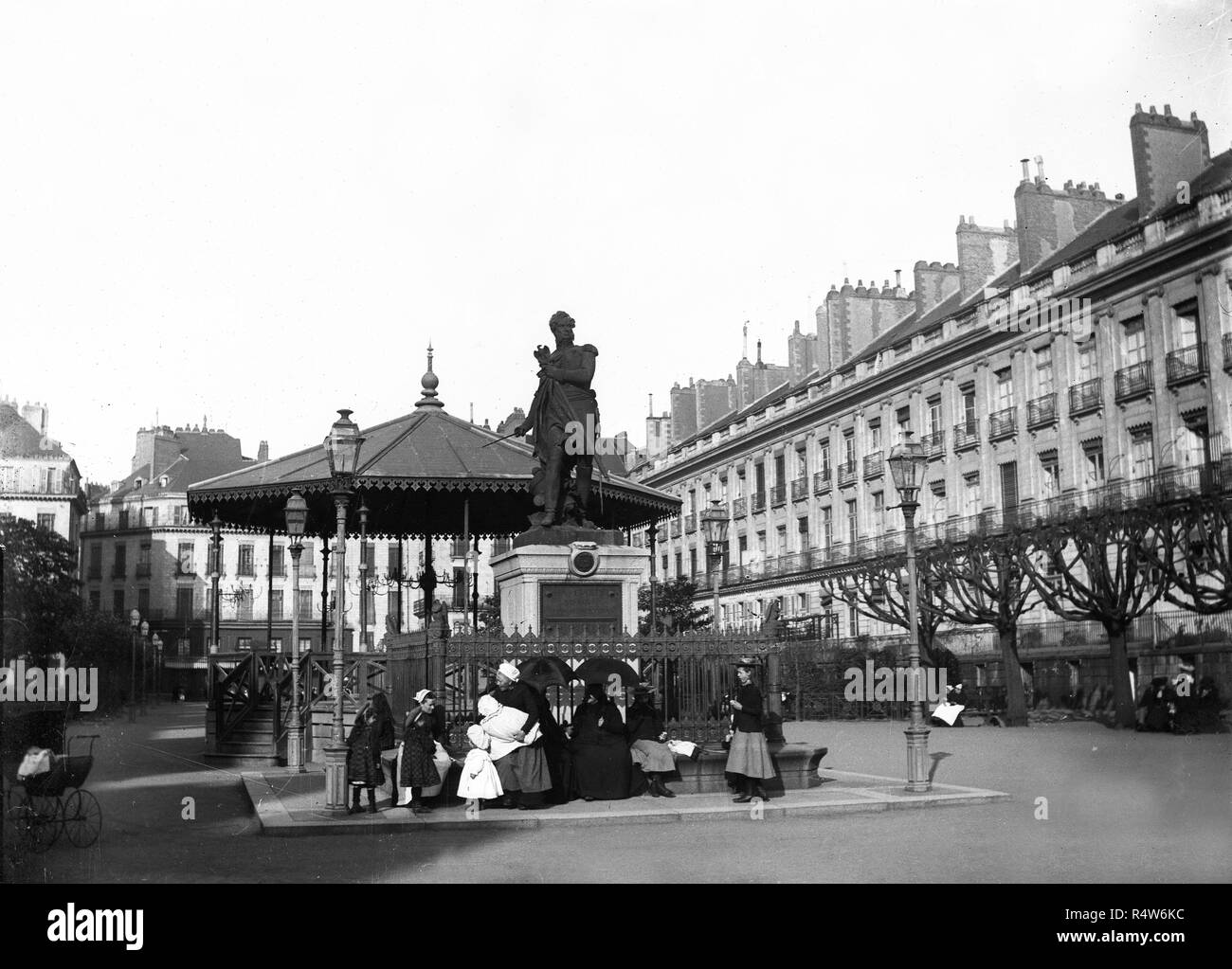 Bambinaie con bambini seduti dalla statua di Pierre Cambronne in Nantes Francia nel 1921 Foto Stock