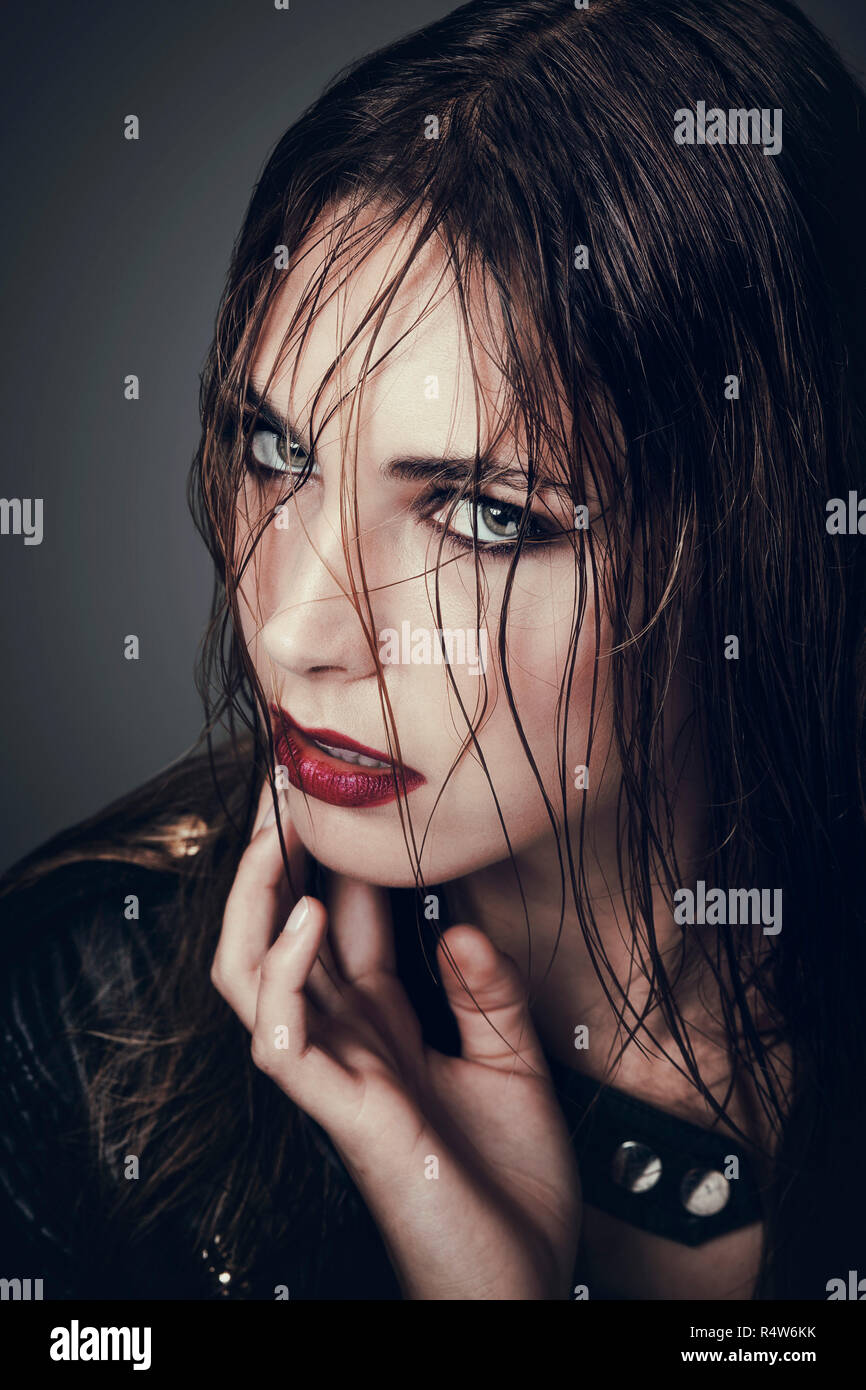 Ritratto di una giovane donna con capelli bagnati, guardando verso la lente Foto Stock
