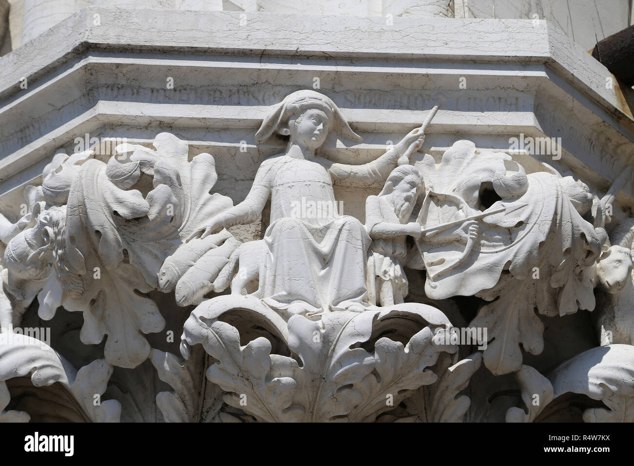 L'Italia. Venezia. Il Palazzo del Doge. Xiv-XV secolo. Gotico veneziano. Capitale riccamente ornate con Sagittario cantare. Piazza San Marco. Regione del Veneto. Foto Stock