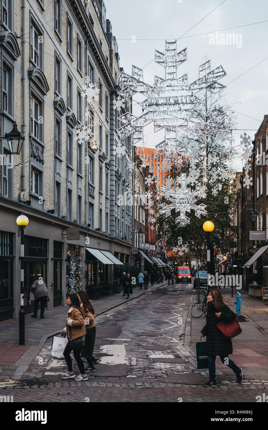 London, Regno Unito - 21 Novembre 2018: le luci di Natale e decorazioni su una strada di Covent Garden, una delle zone turistiche più popolari di Londra, Regno Unito. Foto Stock