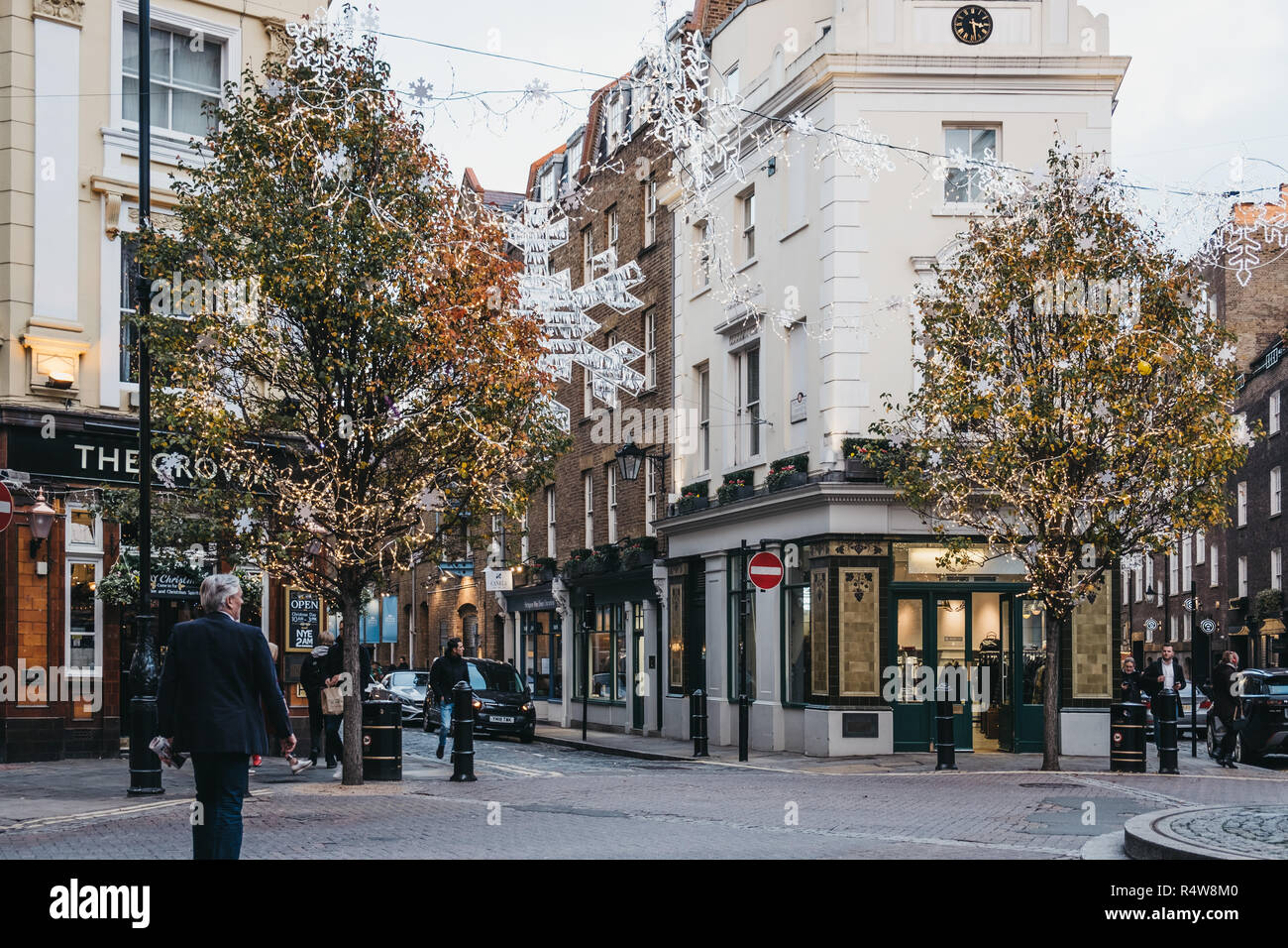 London, Regno Unito - 21 Novembre 2018: le luci di Natale e decorazioni su una strada di Covent Garden, una delle zone turistiche più popolari di Londra, Regno Unito. Foto Stock