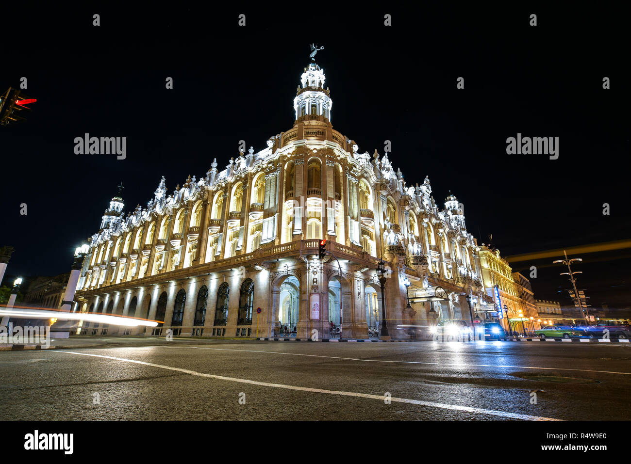 Vecchia Havana, Cuba. Il Grande Teatro di Avana di notte con passaggio di vetture sentieri di luce. Il teatro è stato a casa per il cubano Balletto Nazionale Foto Stock