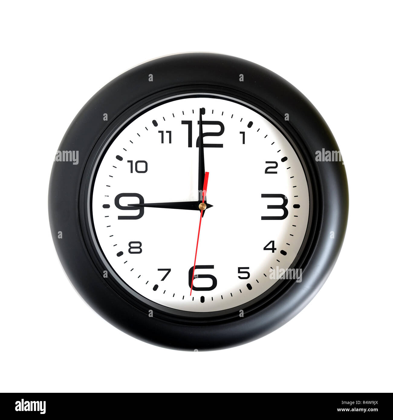 Rotondo grande orologio da parete con un cerchio nero isolato su sfondo bianco di close-up e le frecce che mostrano le nove di mattina Foto Stock