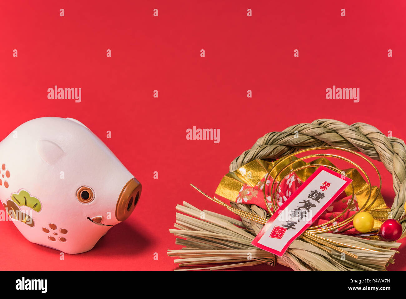Giapponese Nuovo Anno di carte con il nero della grafia Gingashinnen ideogrammi che significa felice anno nuovo con cute animale dello zodiaco figurina di cinghiale, golden ra Foto Stock