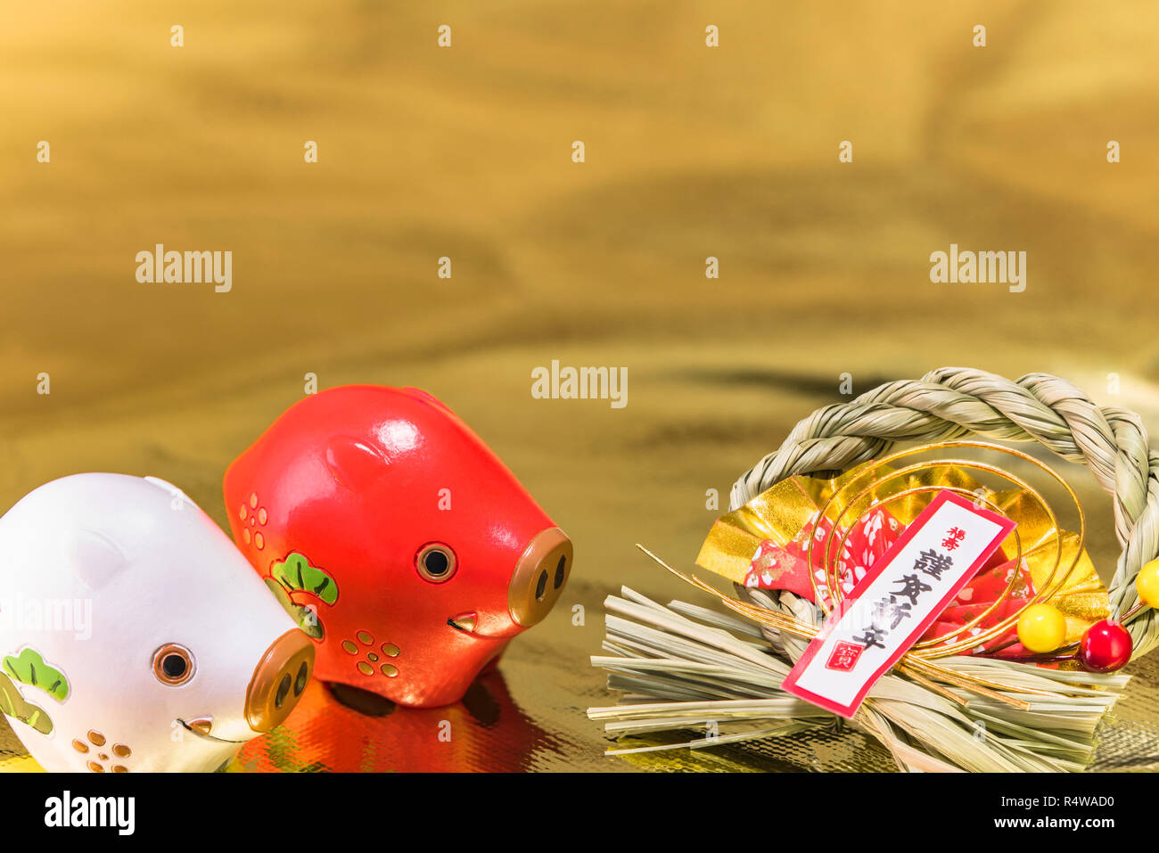 Giapponese Nuovo Anno di carte con il nero della grafia Gingashinnen ideogrammi che significa felice anno nuovo con simpatici animali dello zodiaco figurine di due cinghiali, andare Foto Stock