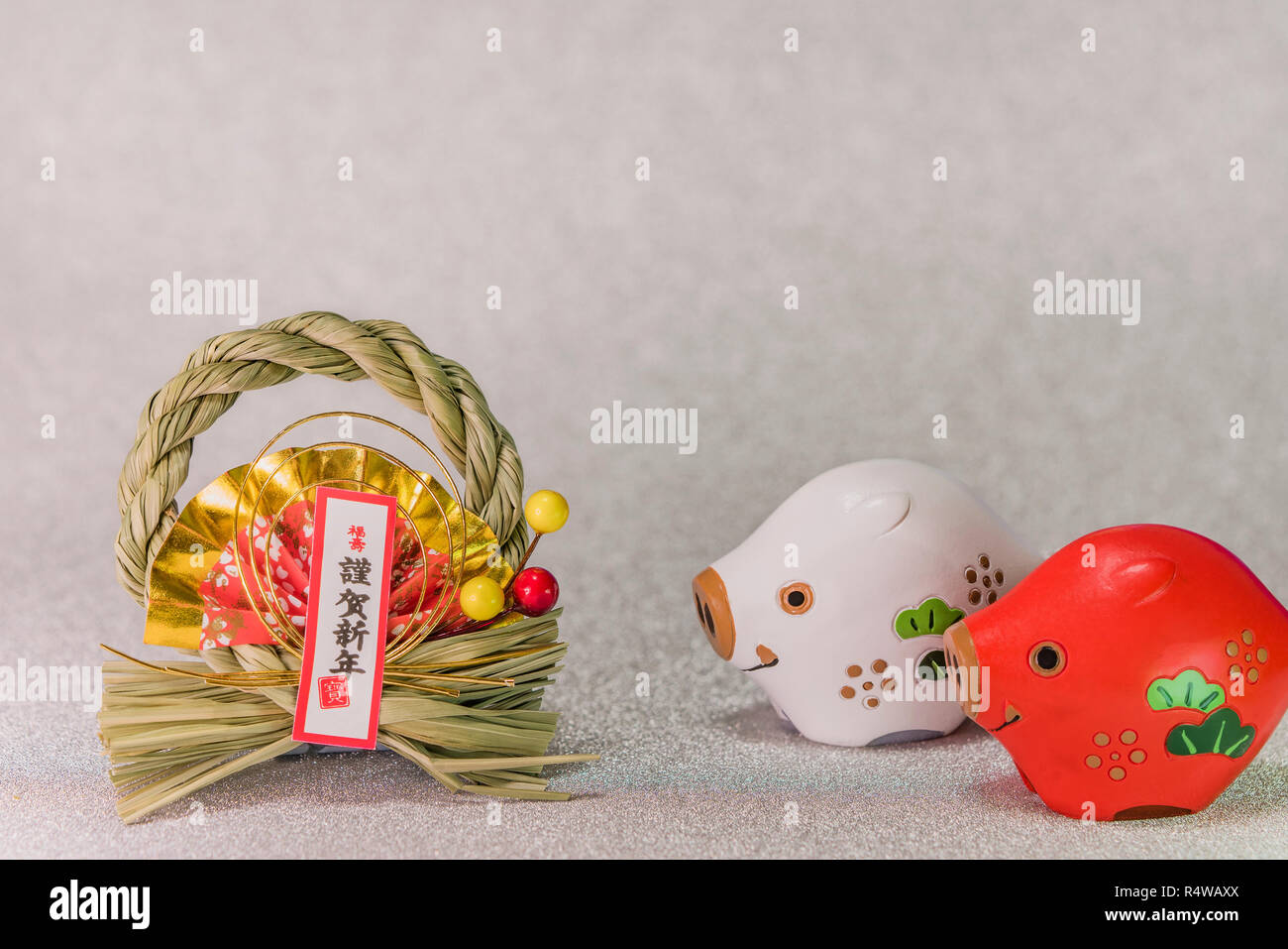 Giapponese Nuovo Anno di carte con il nero della grafia Gingashinnen ideogrammi che significa felice anno nuovo con simpatici animali dello zodiaco figurine di due cinghiali, andare Foto Stock