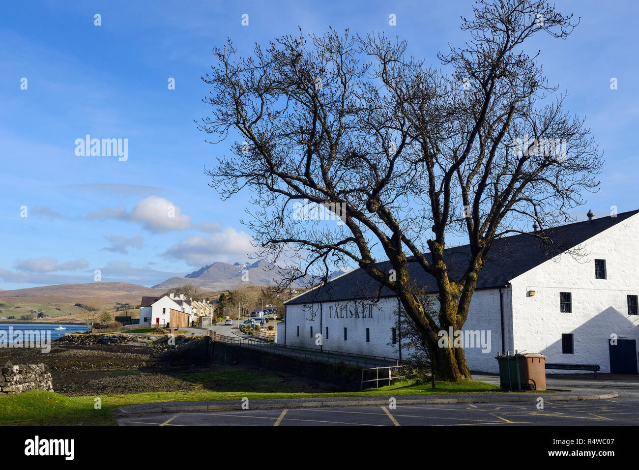 Talisker Distillery a Carbost sul Loch Harport, Isola di Skye, regione delle Highlands, Scotland, Regno Unito Foto Stock