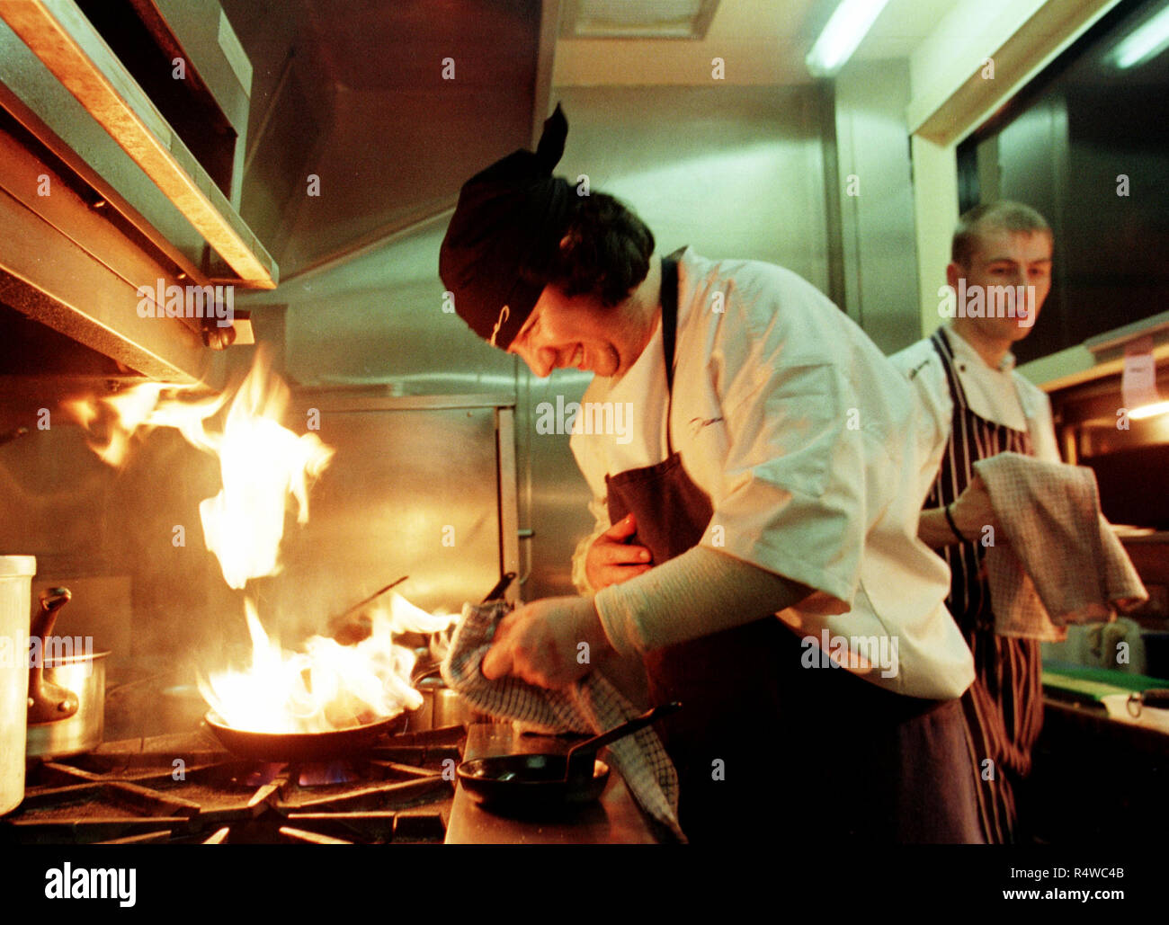 Michael Deane perpares un piatto caldo al suo ristorante a Belfast, Irlanda del Nord. Foto di Paul McErlane Foto Stock